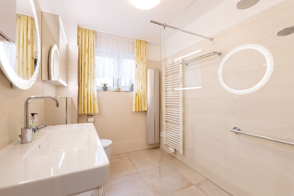 Modernes Bad im Erdgeschoss