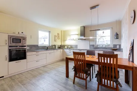 Großzügige Küche mit Essbereich