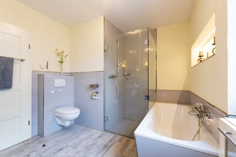 Dusch- und Wannenbad Ansicht 2