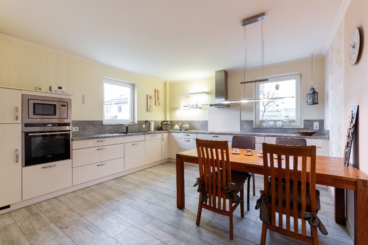 Großzügige Küche mit Essbereich