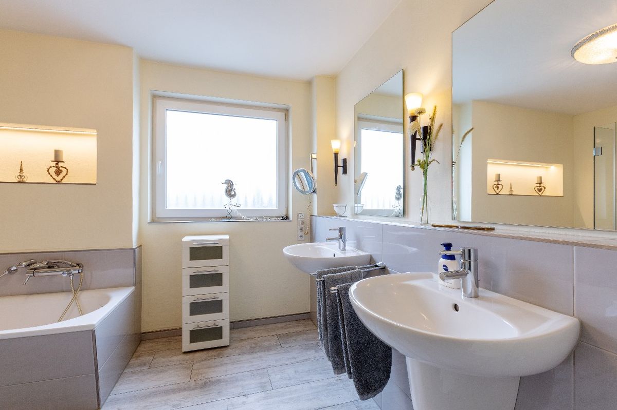 Dusch- und Wannenbad Ansicht 1