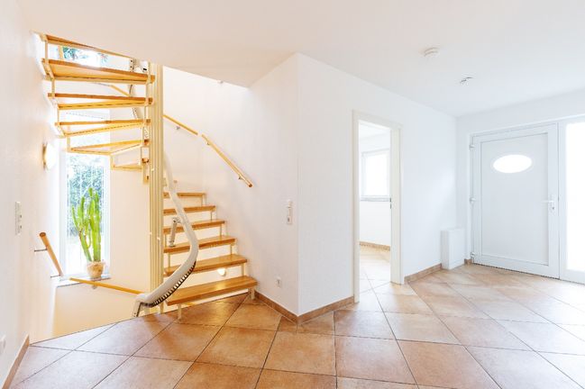 Blick auf Treppenaufgang und Diele