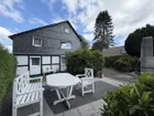 Hausansicht mit Terrasse