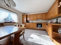 Küche mit Sitzgelegenheit