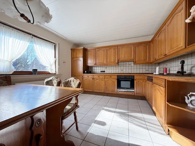 Küche mit Sitzgelegenheit