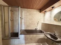 Badezimmer (Dusche + Wanne)