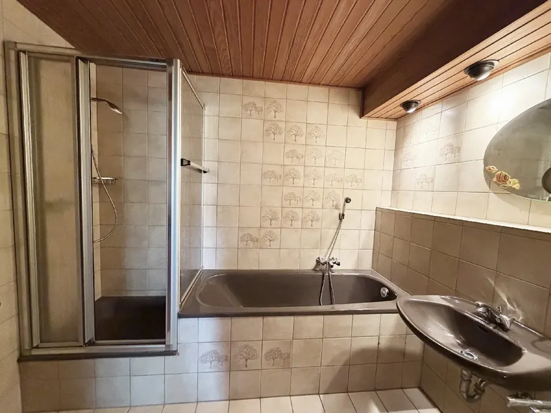 Badezimmer (Dusche + Wanne)