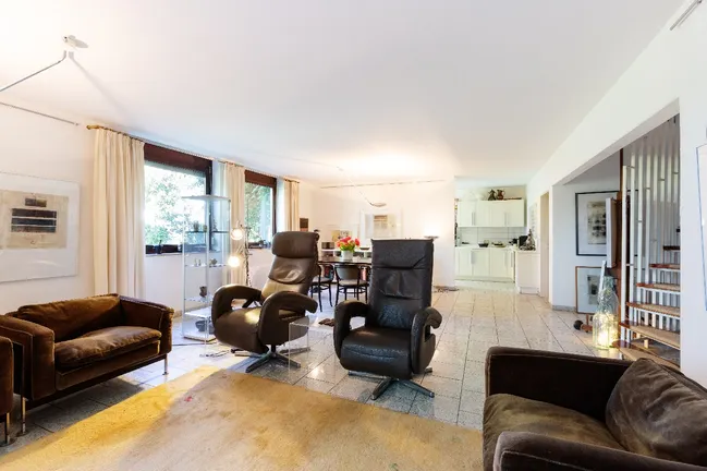 Blick von der Terrassentür zum Wohnbereich