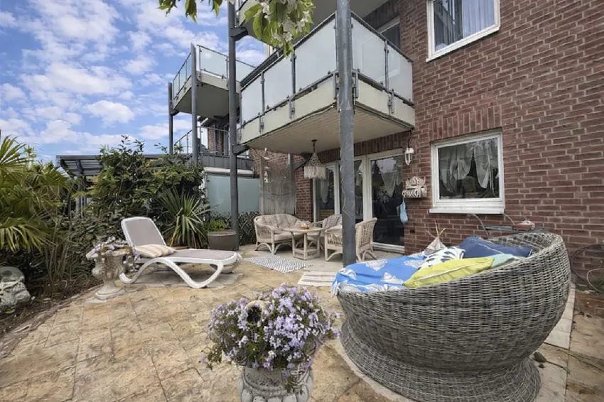 teilüberdachte Terrasse