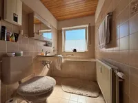 Badezimmer mit Fenster