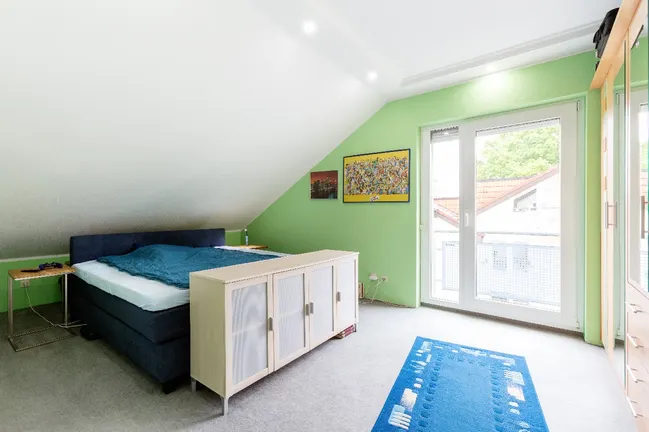 Schlafzimmer mit Austritt