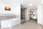 Wellnessbad mit Sauna und Zugang zur Dachterrasse