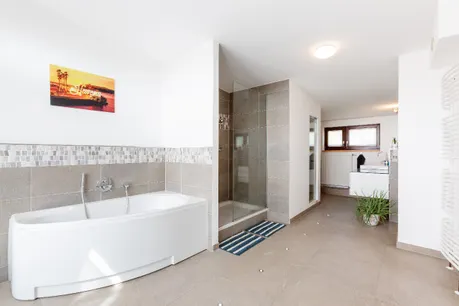 Wellnessbad mit Sauna und Zugang zur Dachterrasse