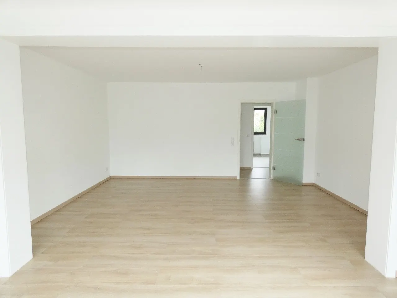 Helle und renovierte 2-Zimmer-Erdgeschoss-Wohnung mit Terrasse in ruhiger Lage! - Photo 2