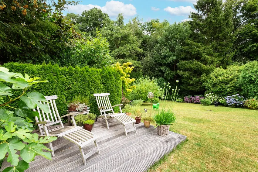 Bankirai-Holz-Sitzplatz im Garten