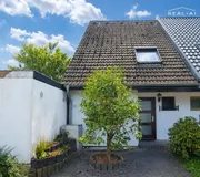 Hausansicht / Hintergrund KI-bearbeitet