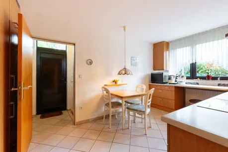 Küche mit Zugang zum seitlichen Garten