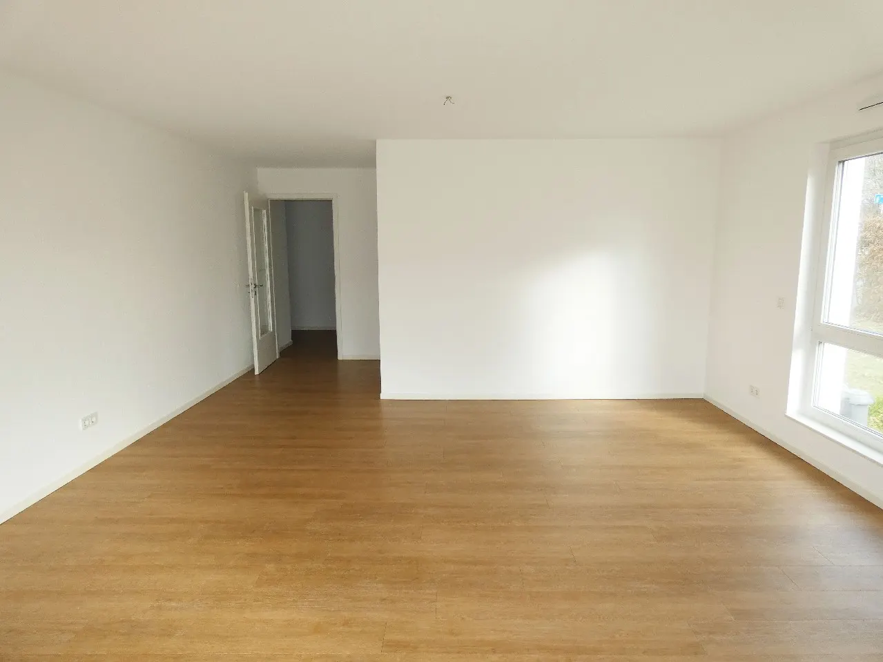 Moderne 4-Zimmer-Dachgeschoss-Wohnung mit Einbauküche und Aufzug - Photo 2