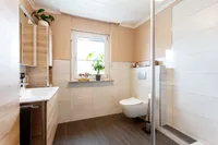 Modernes Duschbad im OG