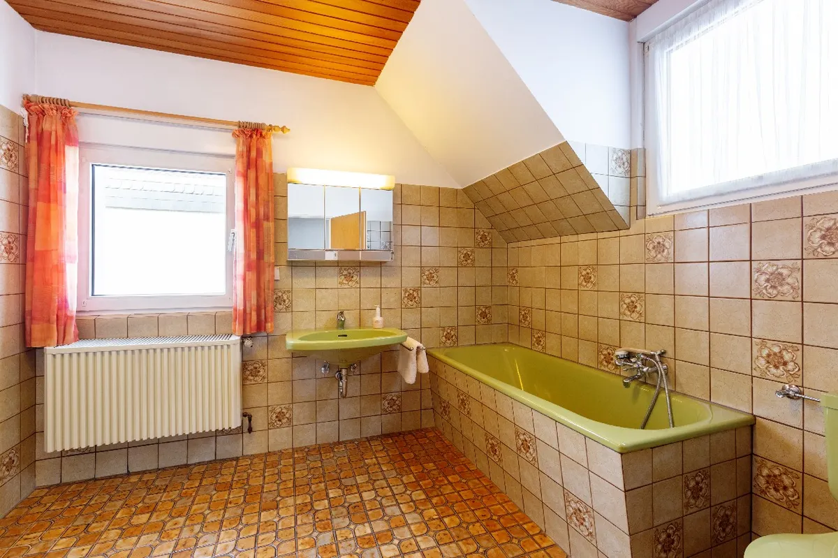 Bad mit Wanne u. separater Dusche