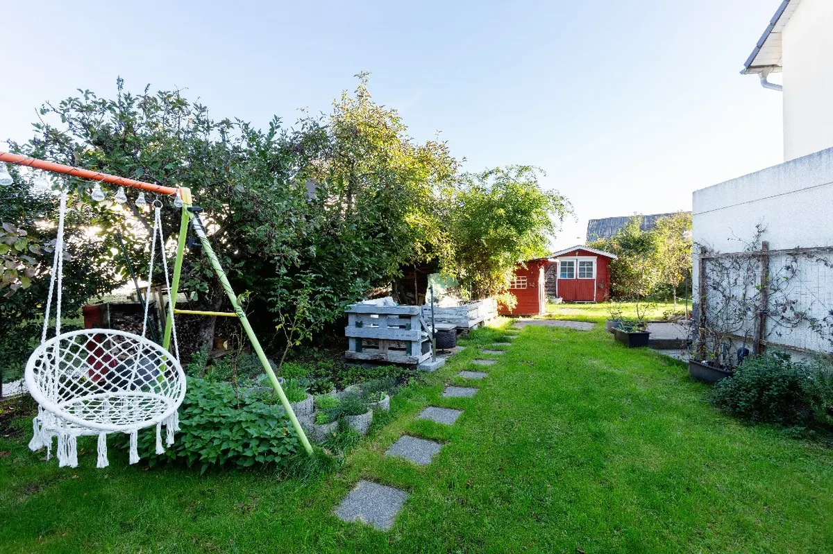 Blick in den seitlichen Garten