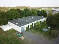 Moderne Halle mit Blick ins Grüne