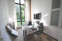 Moderne Halle mit Blick ins Grüne