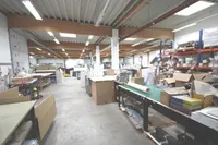 Moderne Halle mit Blick ins Grüne