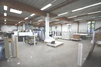 Moderne Halle mit Blick ins Grüne