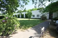 Moderne Halle mit Blick ins Grüne