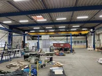 Moderne Halle mit Kran