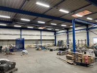 Moderne Halle mit Kran