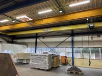 Moderne Halle mit Kran