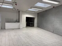 Halle mit Büro zu vermieten.