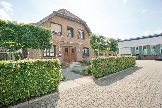 Geldern: Ein-/Zweifamilienhaus mit Gewerbehalle und Büroflächen