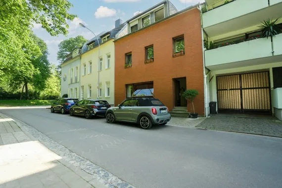 Moers: Direkt am Schlosspark - altes Stadthaus im Dornröschenschlaf