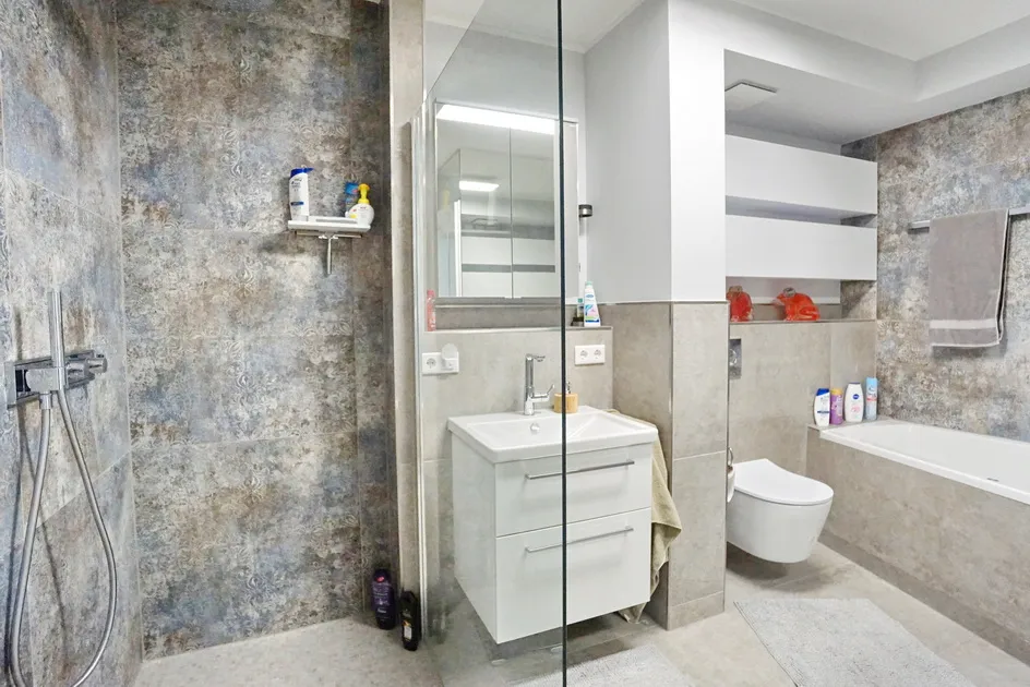 Bad mit Wanne und Dusche