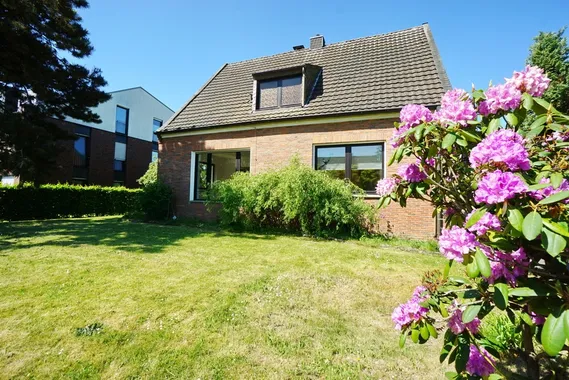 Geldern: Freistehendes Einfamilienhaus im Haagschen Feld mit Traumgrundstück