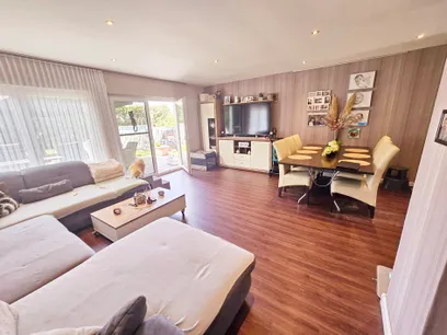 großes Wohn-/Esszimmer