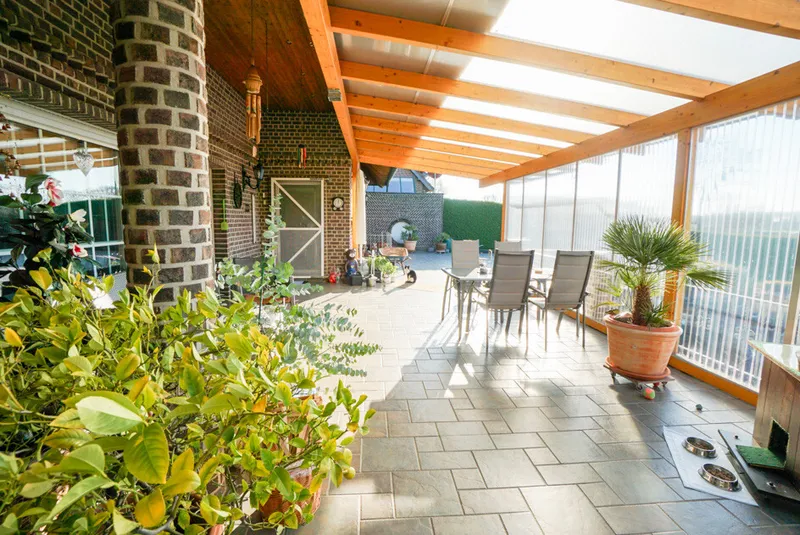 große überdachte Terrasse