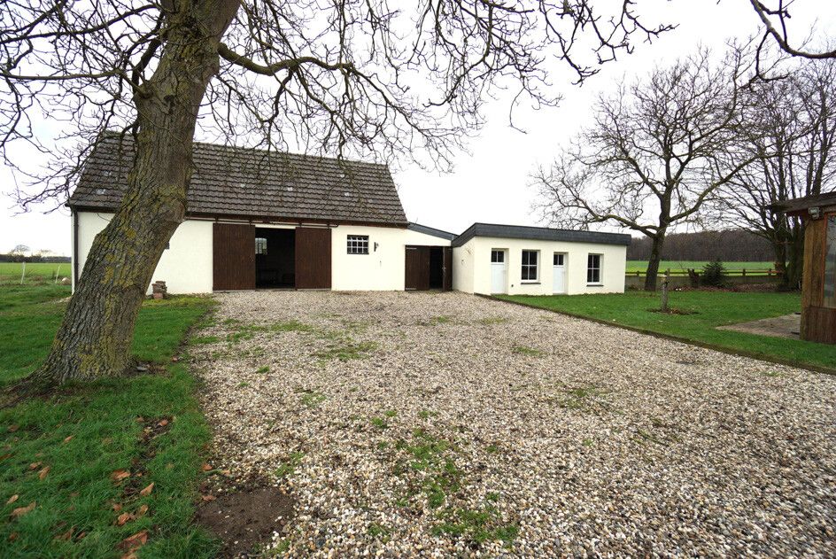 ... mit Nebengebäuden