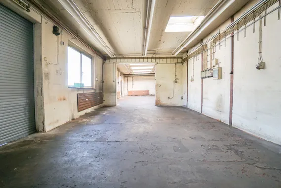 Düsseldorf-Bilk: Vielseitig nutzbare Lager- / Produktionsfläche mit Büro im Hinterhof