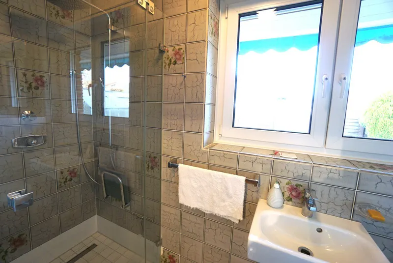 Gäste-WC mit Dusche