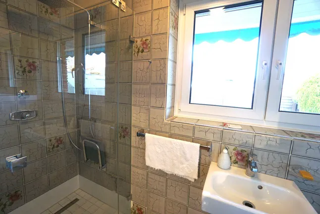 Gäste-WC mit Dusche