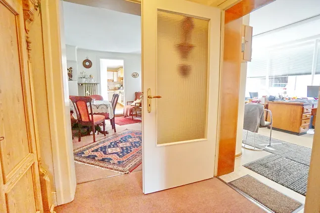 Flur mit Zugang zum Büro