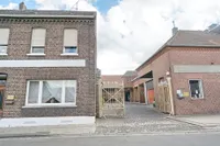 ... mit Lagerhallen und Büros