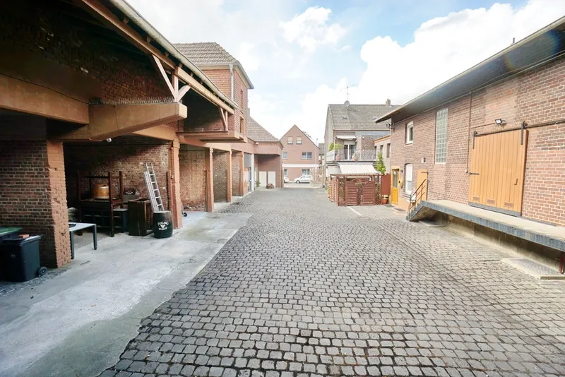 Innenhof mit Stellplätzen