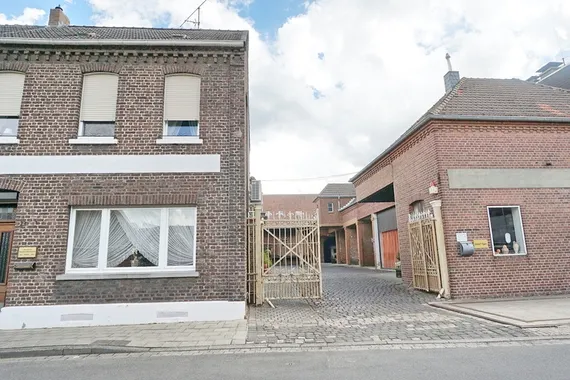 Aldekerk: Historisches Reihenendhaus mit Lagerhallen u. Büros