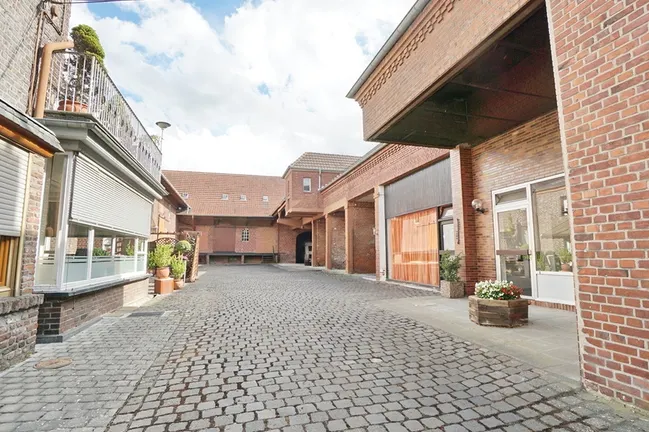 ... mit Lagerhallen und LL