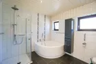 ... mit Wanne und Dusche